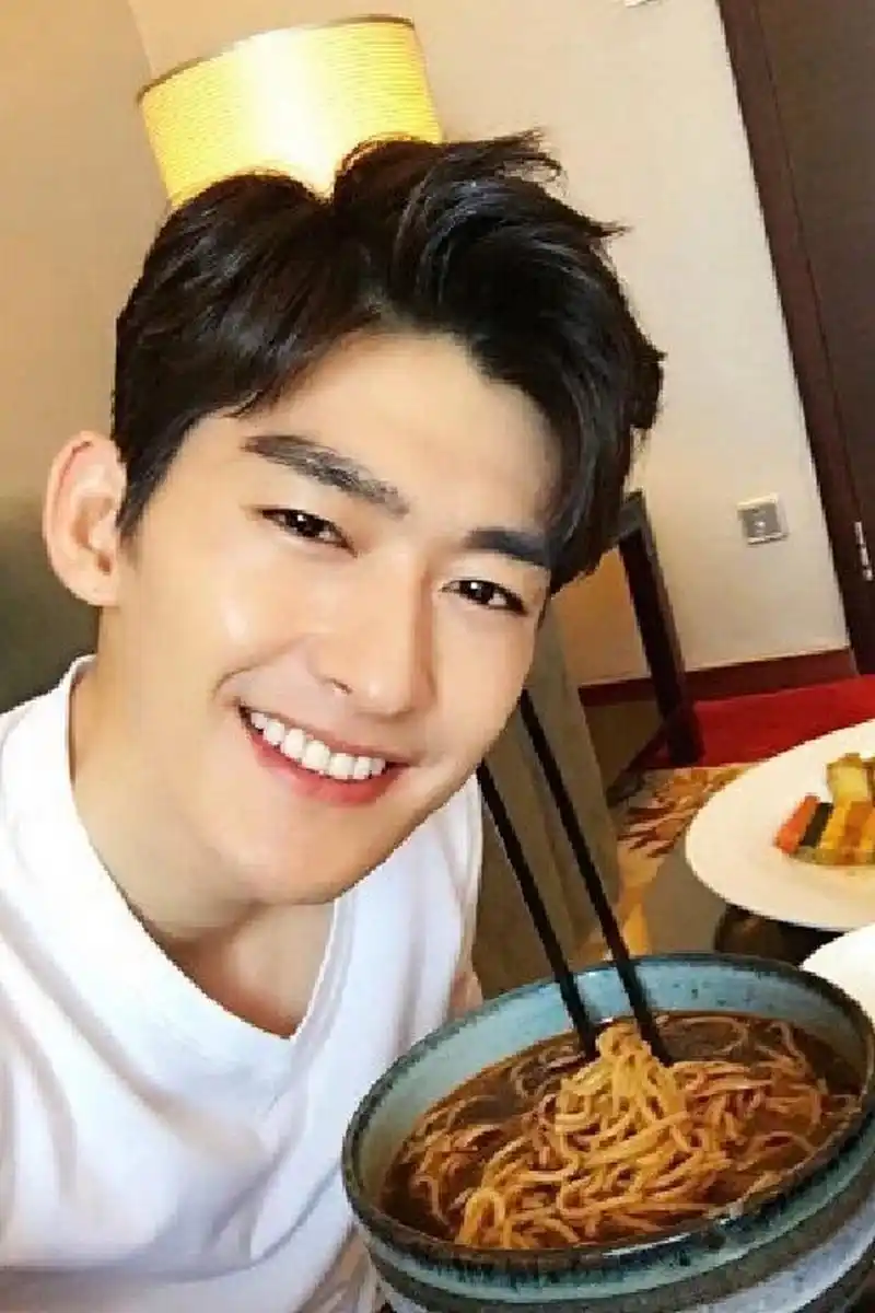 张翰官方后援会否认新恋情传闻 张翰这位备受瞩目的明星,其私人生活