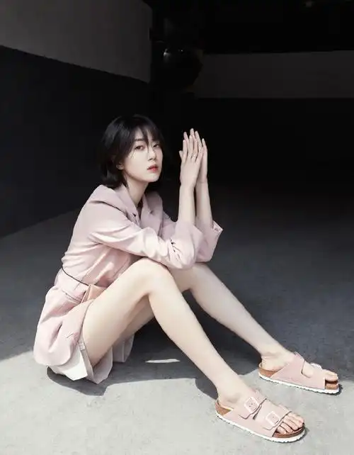 李溪芮私服写真曝光穿水墨浸染裙配黑色牛仔衣帅气又不失个性