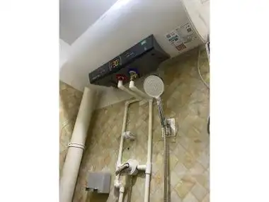 产品造型挺精致的送货以及安装都在当天搞定,速度杠杠的2,美的热水器