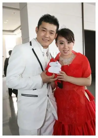 她22岁被师父带上春晚,成名后却抛夫弃子,如今百万豪门开路