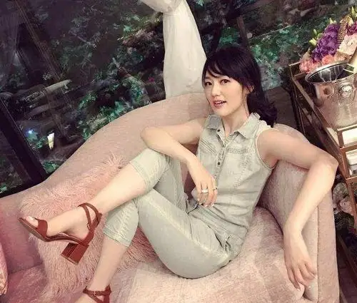 这个美女主持人就是王冠,原来王冠是由在上海开发的,在当时的电视台很