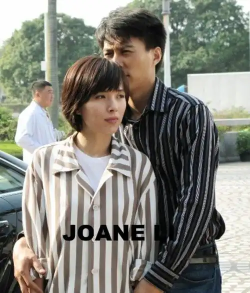 2010年,李佳和靳东因拍摄电视剧《青春不言败》迅速坠入情网,随后密婚