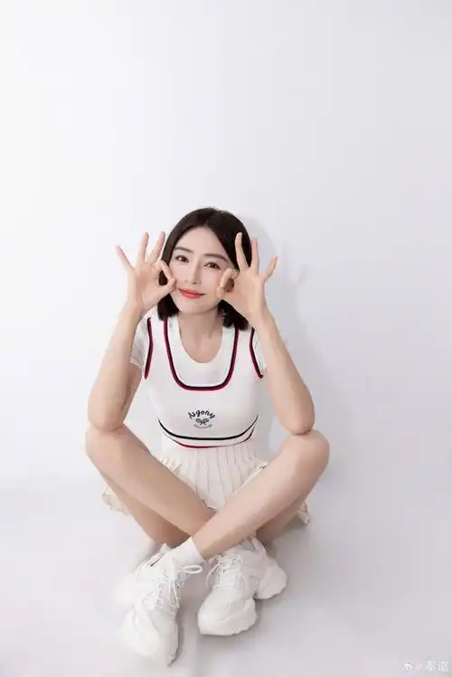 组图:秦岚44岁生日随拍 穿运动短裙露细长美腿健康靓丽_高清图集_新浪