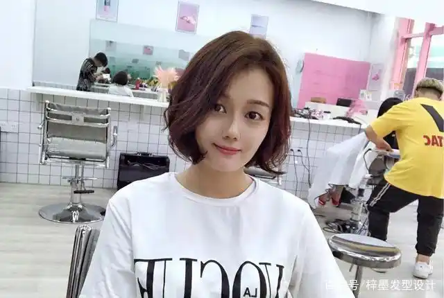 中短发微烫发型,知性优雅很韩范,最适合那些脸圆头发多的女生了