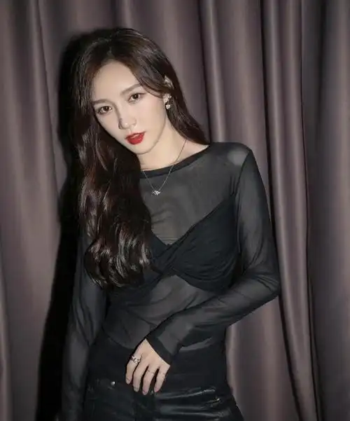 孟佳真的太大胆了!黑纱 外穿胸衣!这样的穿搭谁能hold住?