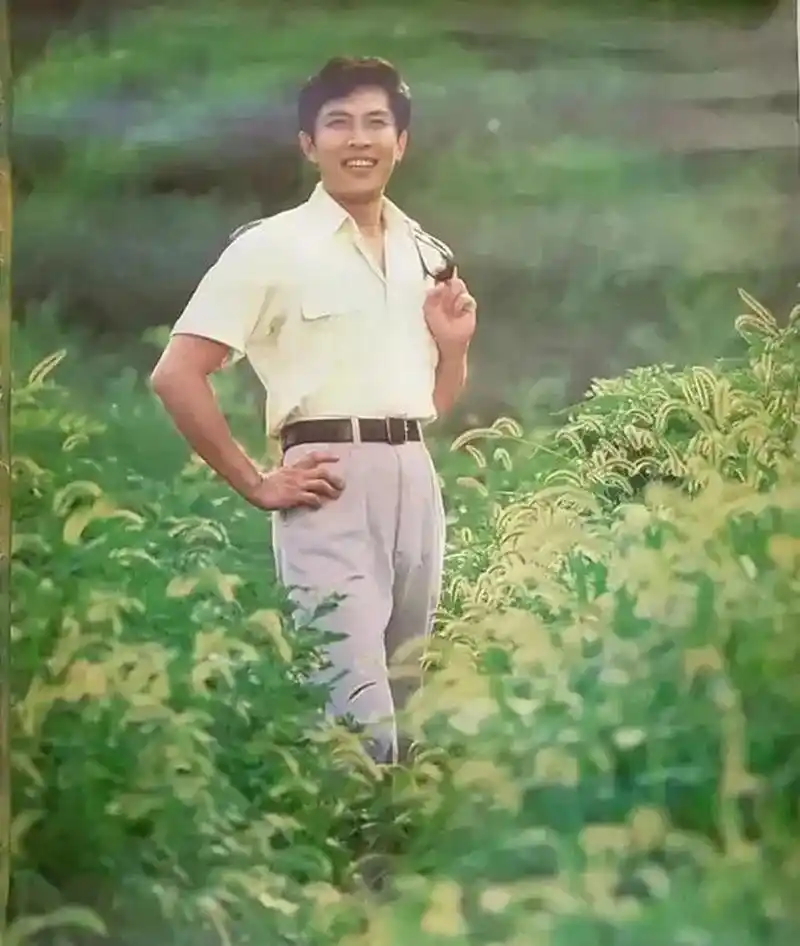 在上世纪80年代,唐国强年轻而俊朗.