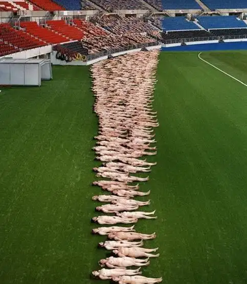 体育场裸体行为艺术:十八万人集体群裸场面壮观,将艺术进行到底与色情