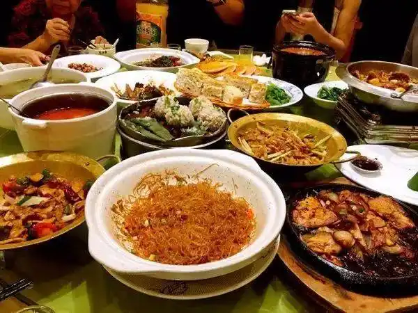 不到6点钟,主人就到了饭店,饭店都不大,但菜一定有特色,不是鱼烧得好