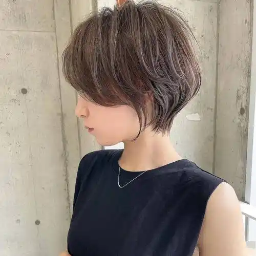 今年流行四好层次短发立体蓬松很精致适合大多数女性