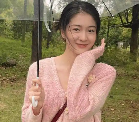 张雪迎拿驾照,素颜出镜有痘印,黑眼圈,不化妆和普通女生差不多