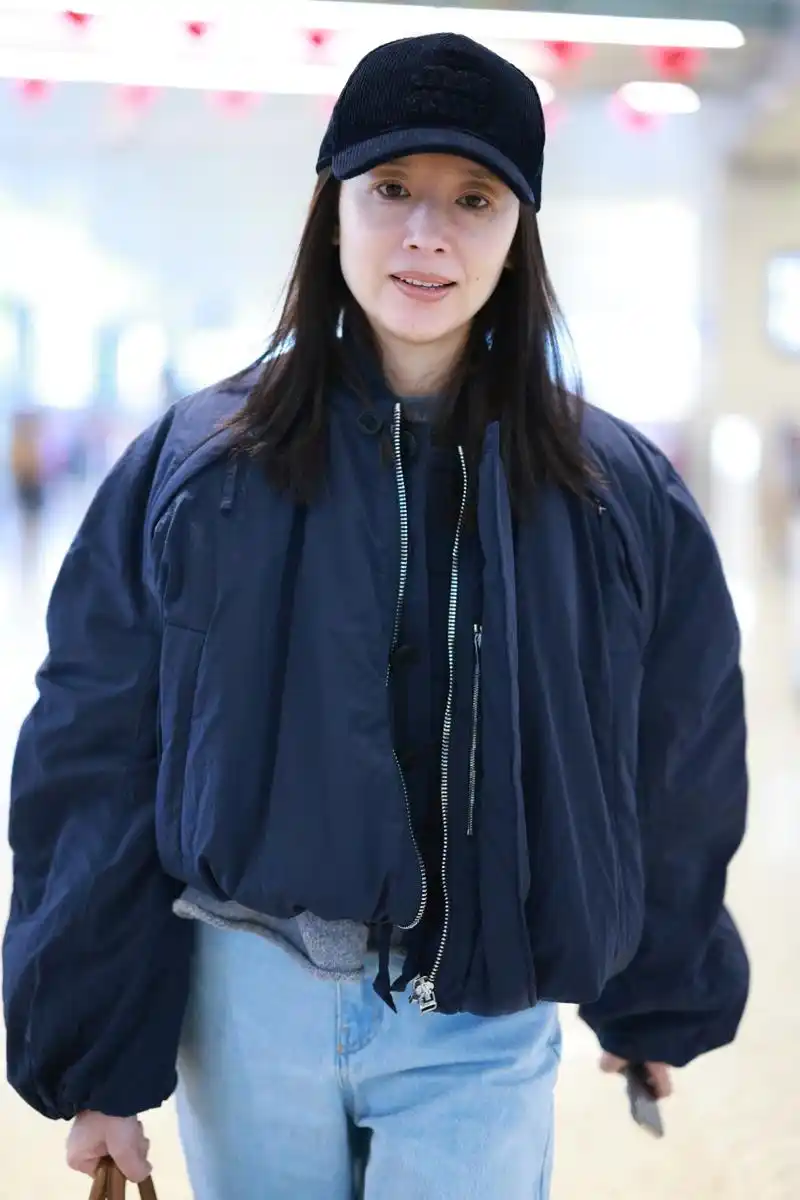 董洁北京街拍惊艳亮相,宛如90年代穿越而来的美人!