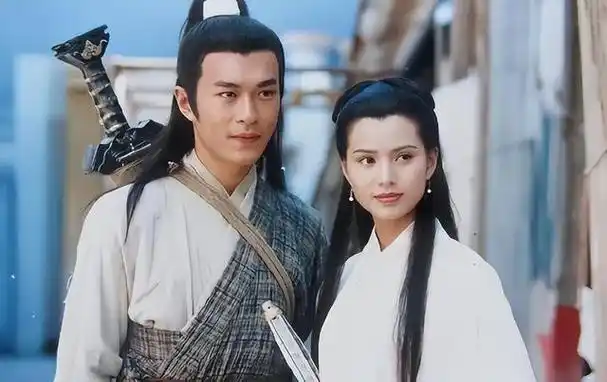 "小龙女"李若彤:巅峰时退圈,和富佬恋爱遭抛弃,如今怎样了