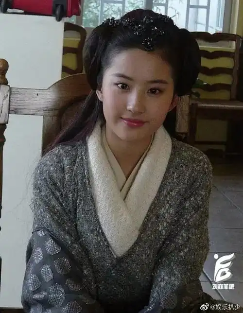 刘亦菲当年仙剑奇侠传1的定妆照,满脸的胶原蛋白,好嫩