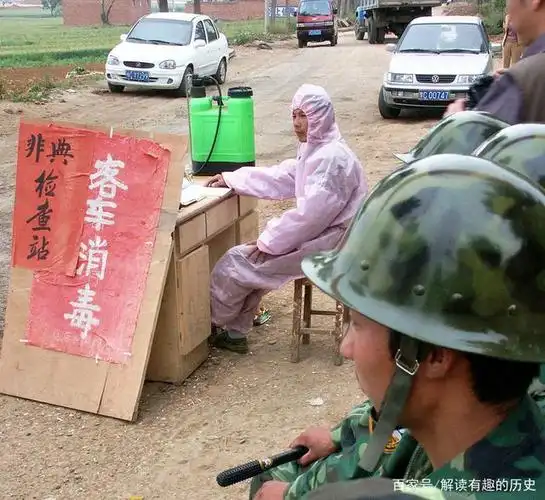 2003年"非典"老照片:当年高考没有延迟,图9钟南山在抢救病人