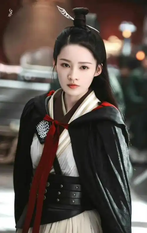 搭完曾舜晞搭陈哲远,李沁连拍2部大女主古装,都是姐弟恋成了帅哥收割