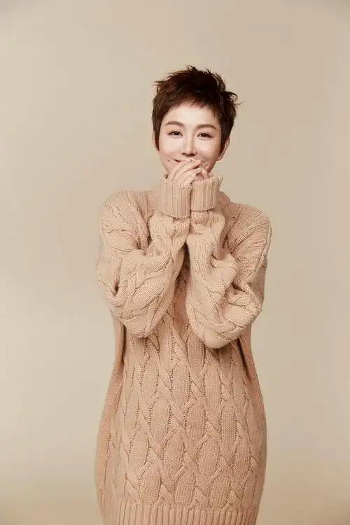 姜妍暖冬大片曝光 俏皮演绎冬日简约美