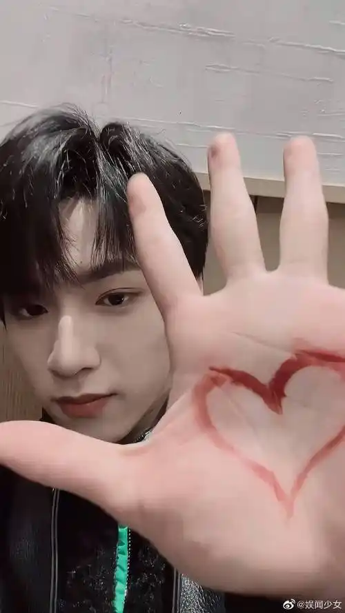 刘耀文锁骨战损妆