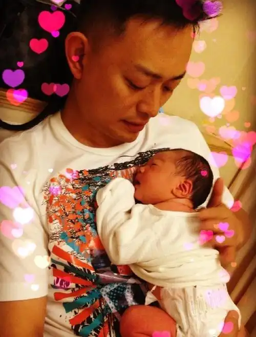 回顾黄海冰不接受前妻丁克二婚娶小12岁娇妻婚后生两子幸福