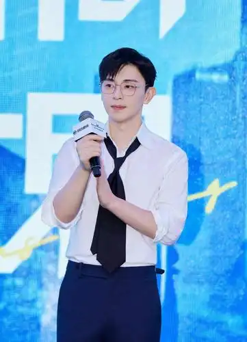 邓伦昨日现身兰州品牌活动现场 金丝边眼镜斯文霸总上线营业