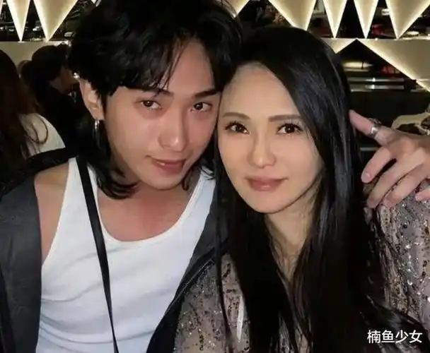 庾澄庆一家人参加儿子哈利毕业典礼,娇妻身材,唯独不见伊能静|记者|张