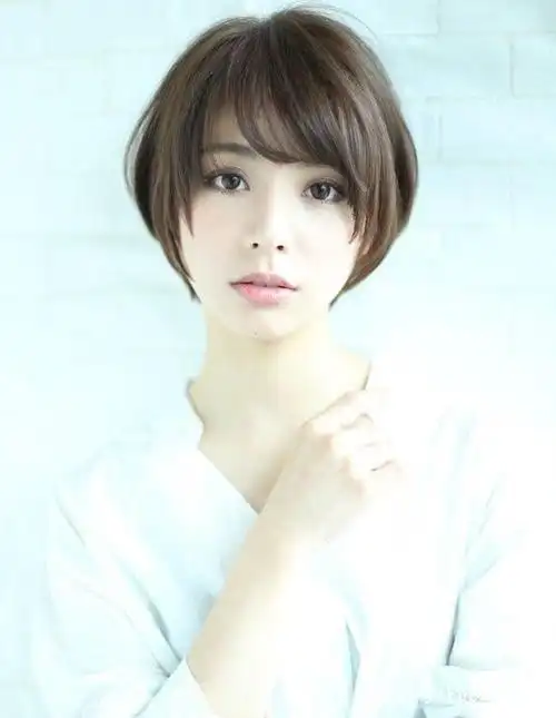 其实淑女极短发很推荐给圆脸型或是深受自然卷困扰的人!