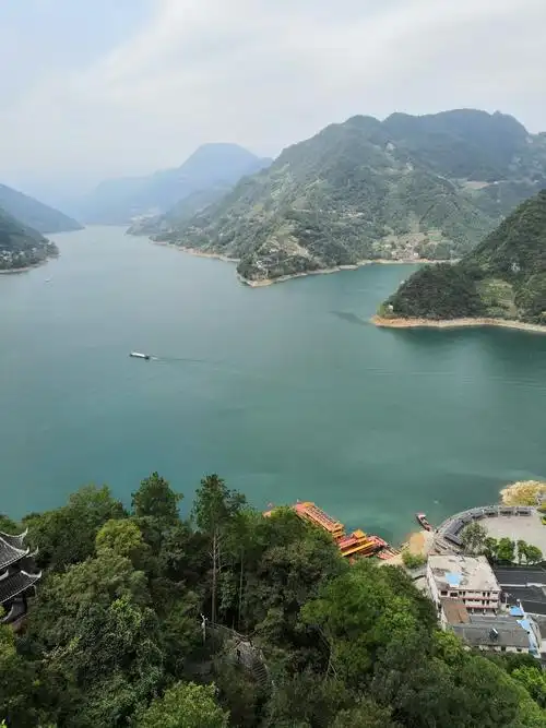 宜昌三峡旅游的必游景点,山清水秀,风景宜人,游船码头终点是巴人故