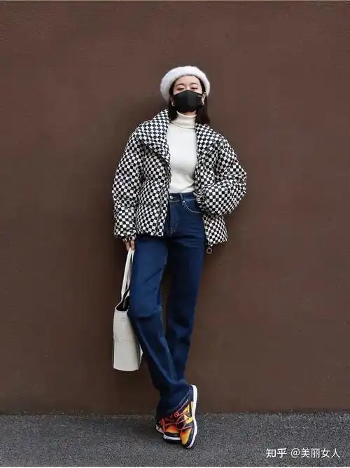 冬天穿牛仔裤配什么上衣好看