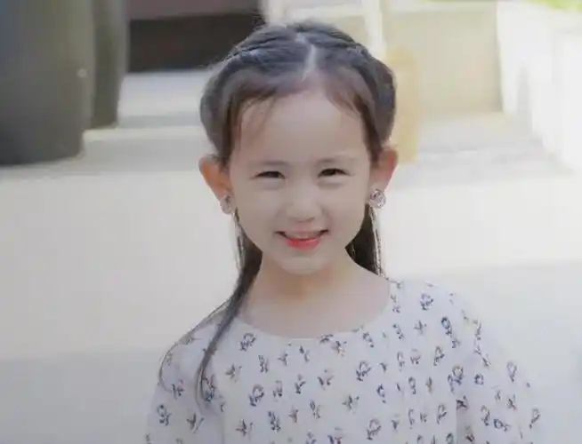 黄少艾才是"开挂式"长大,才几年颜值就反超多多,还撞脸林允儿