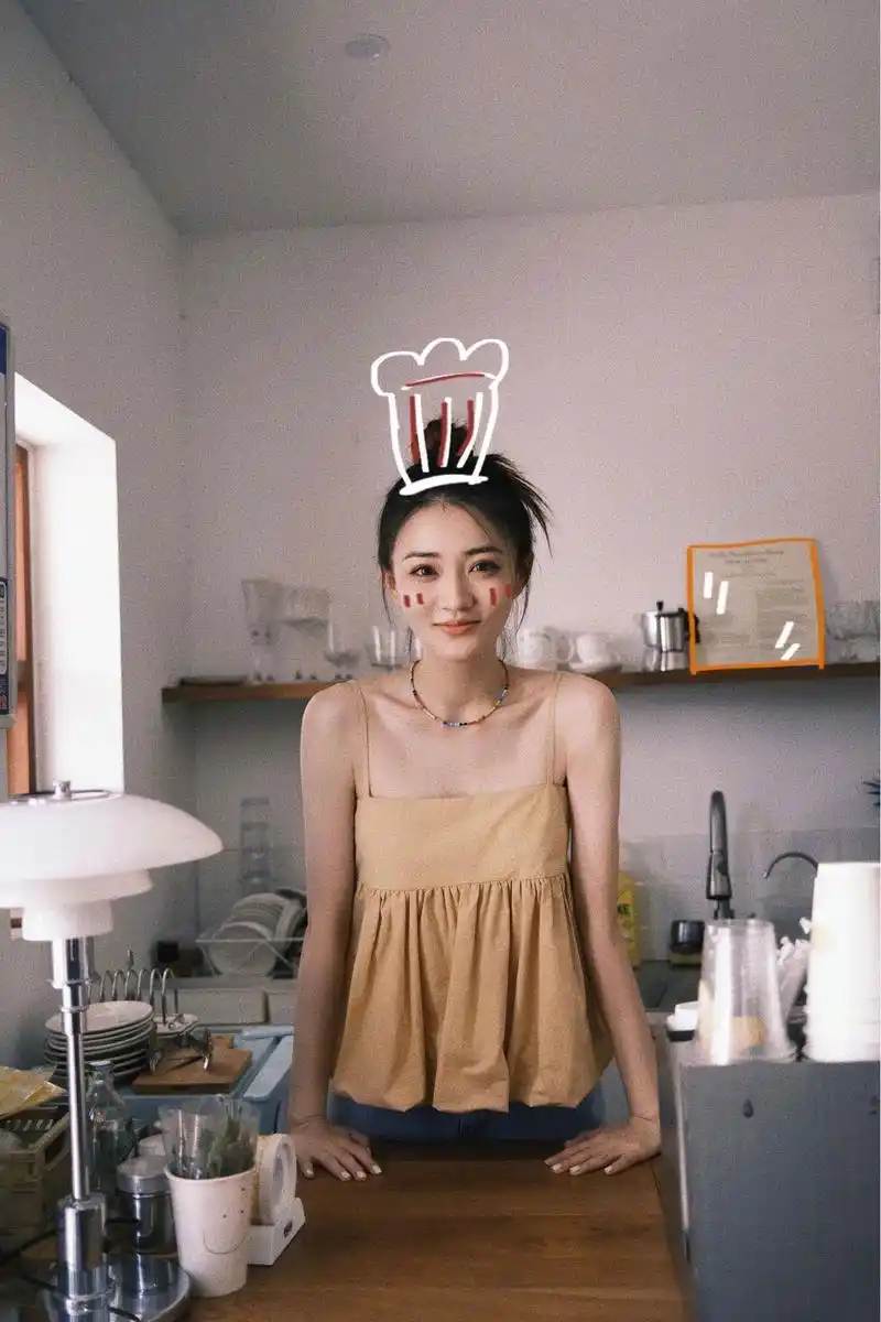 《每日一星》徐璐丸子头超甜美,可爱自拍仿佛18岁少女