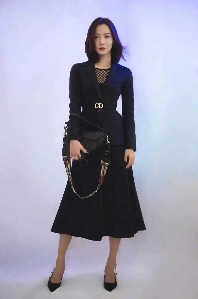 王珞丹终于穿对一回!开叉针织长裙温柔优雅,配黑色礼帽高级精致