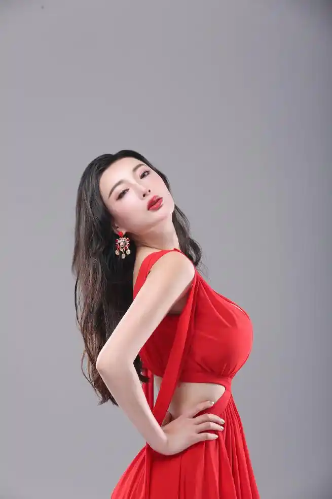 王李丹妮的身材与颜值备受好评 王李丹妮是中国内地的女模特,演员