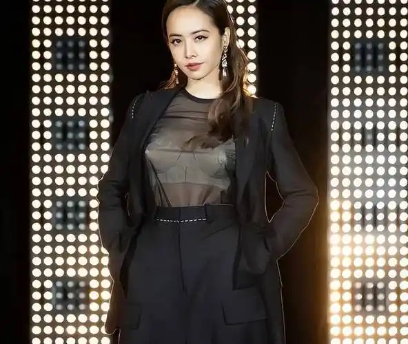 蔡依林穿衣真大胆,黑纱"透视衫"搭白色内衣,凹凸比例太撩人_西装_个性