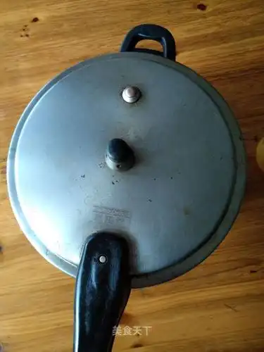 再将水倒掉,用高压锅蒸出气,用小火再蒸15分钟.