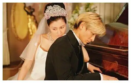 据了解,刘德华与朱丽倩2008年正式办理结婚手续,而此时,他们两人已经