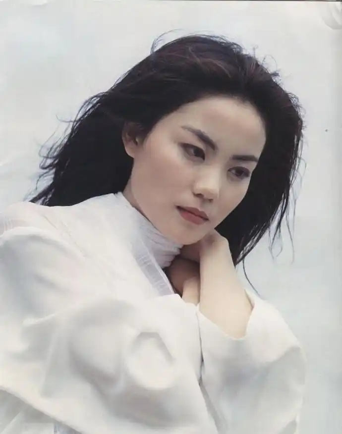 王菲旧照曝光一身白衣仙气飘飘 弯眉秀目气质纯净