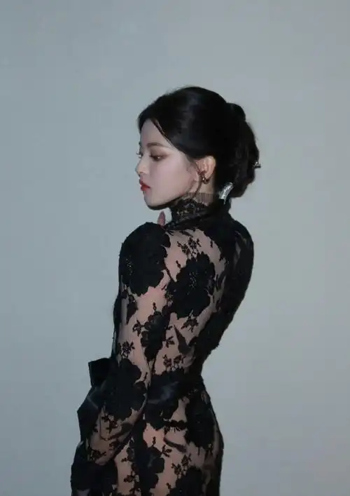 巴黎世家大秀##杨超越黑色猫爪美甲