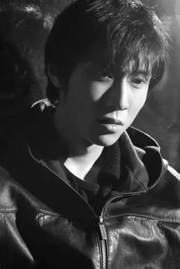 王玮王玮新浪娱乐讯 素有"冷峻小生"之称的年轻演员王玮,近日出炉的