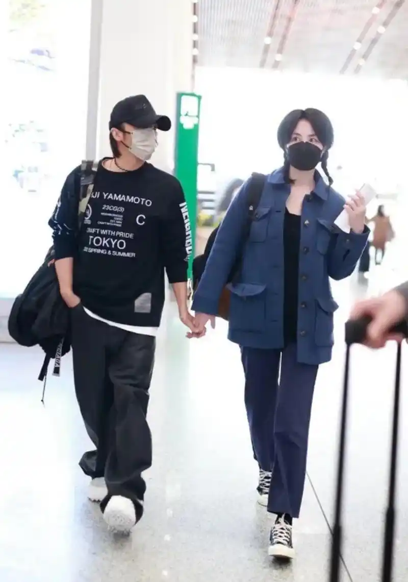 谢霆锋王菲恋爱公布后首次合体现身机场,再现世纪牵手,从晒出来的