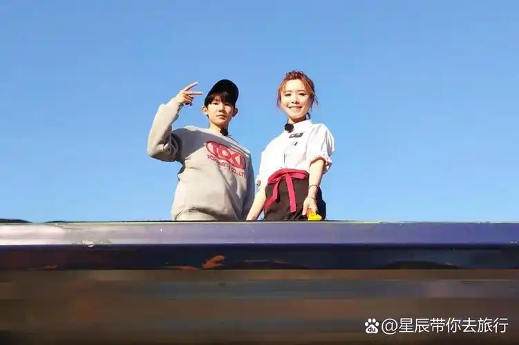 近日,黄雅莉晒出与王源的合影,大着孕肚笑容满面,与王源的互动充满