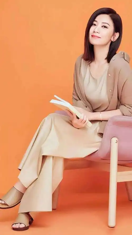 48岁贾静雯罕穿内衣秀丰满事业线嫁给爱情的她满脸大写的幸福