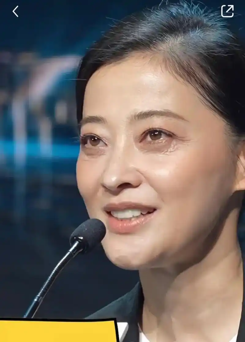 梅婷生图,48岁的她黑眼圈,眼纹,法令纹,颈纹都很严重,跟同龄的蒋勤勤