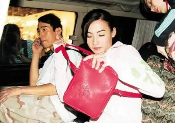 张柏芝穿恨天高走路吃力,坚决不让助理扶,港媒疑其已领证_谢霆锋_孩子