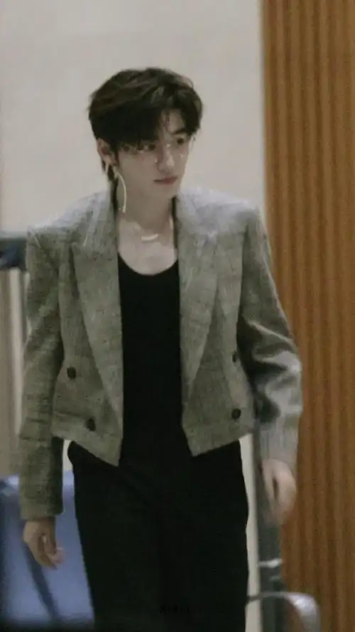 #宋亚轩红色亮片西装#