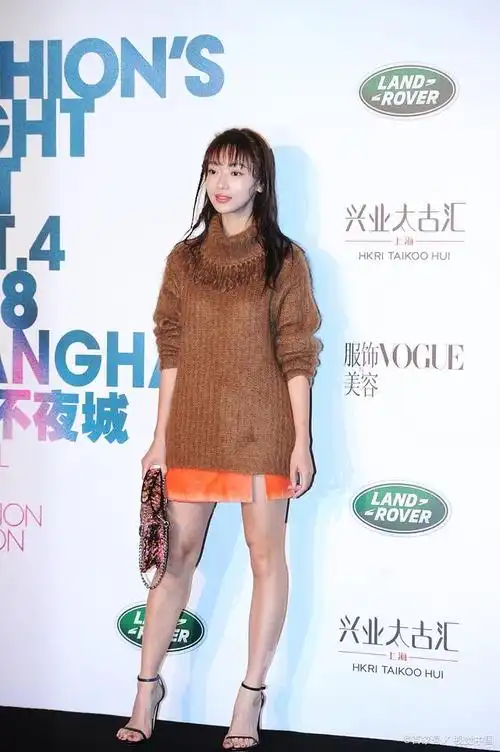 吴谨言选择时尚的高领毛衣,纤纤美腿配上高跟凉鞋,愈发娇美可爱
