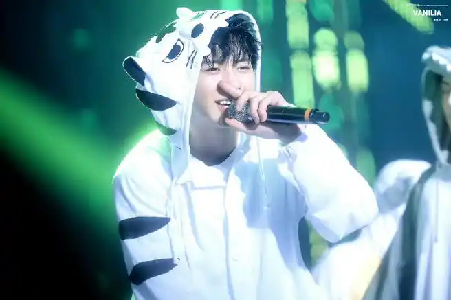 超级可爱    早安,灿烈@real__pcyyyyy    99夏日特典set朴灿烈