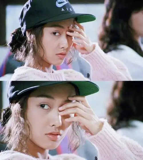 朱茵毕业于香港演艺学院戏剧系,20岁的时候参演首部电影《逃学威龙2》