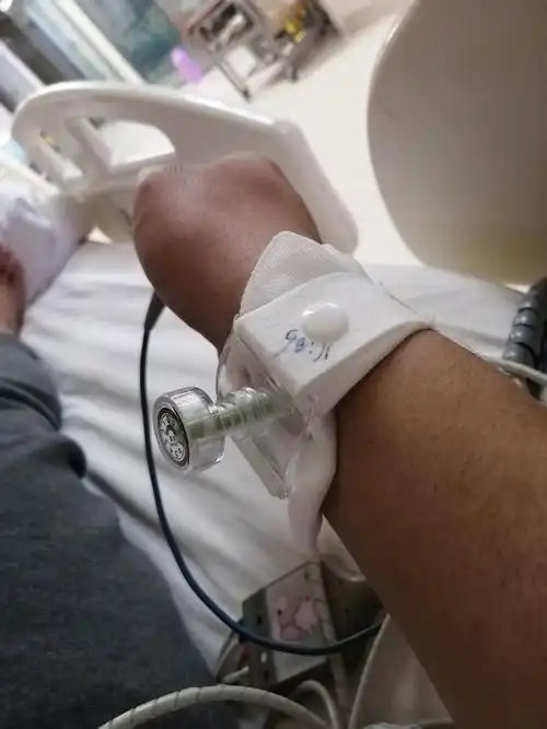 7年前爸爸出现心梗.因血管堵塞转到了工人医院,就在icu里面的床.