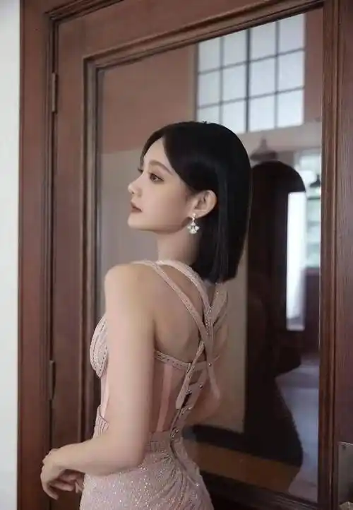 李一桐身材低调,挑战粉色低调连衣裙展现凹凸曲线,真是有趣_时尚_的