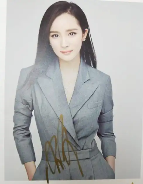 杨幂的签名男粉丝追星杨幂集百余张亲笔签名照装裱挂卧室被妻子付之一