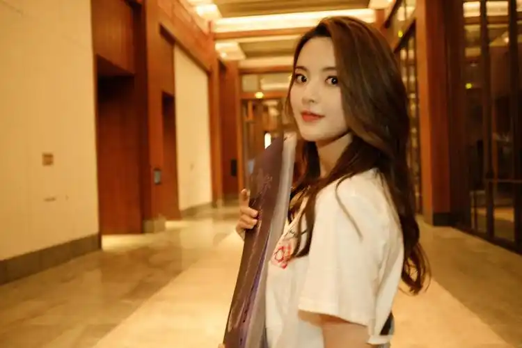 浴缸少女!杨超越戴小黄花造型休闲初恋感满满